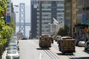 Cable cars en Bay Bridge in San Francisco, California