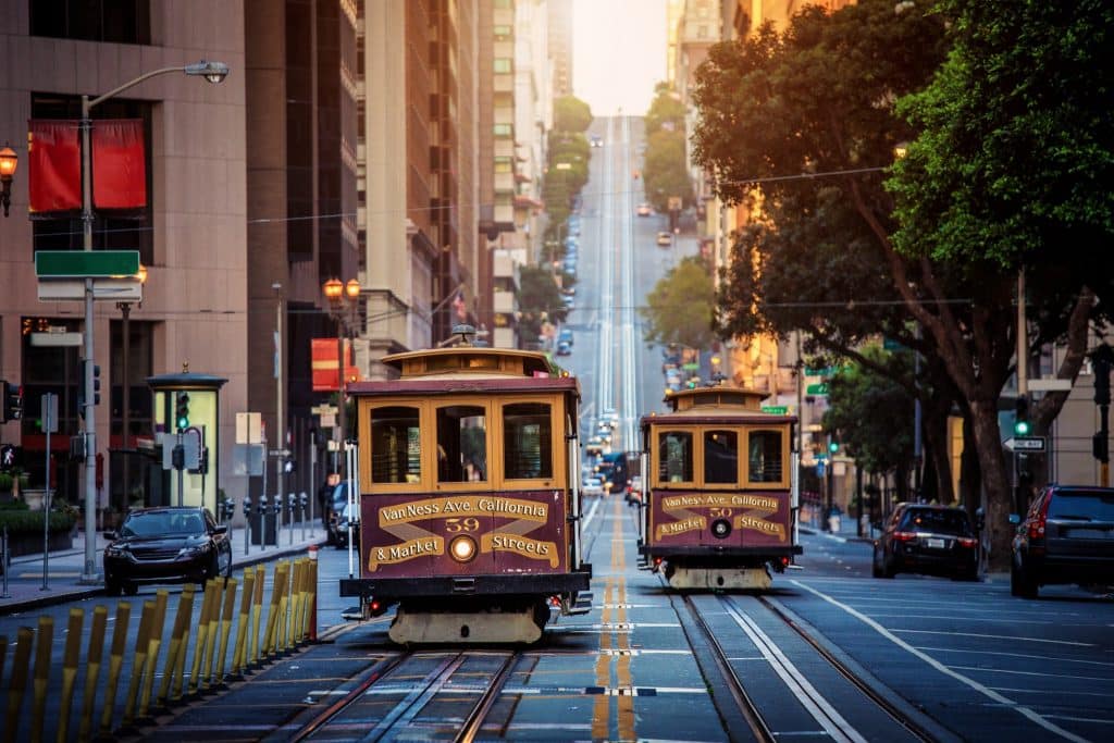 Dubbele cable cars op steile straat in San Francisco, California