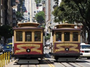 Cable car in de straten van San Francisco, California