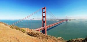 Golden Gate Bridge vanaf heuvel in San Francisco, California
