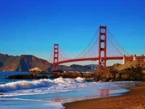Golden Gate Bridge vanaf strand in San Francisco, California (wonderful west)