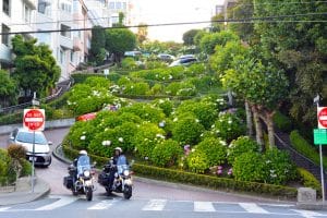 Lombard Street met bloemen en bochten in San Francisco, California