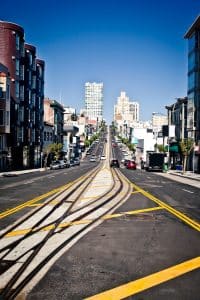 Straat met spoorlijnen in San Francisco, California