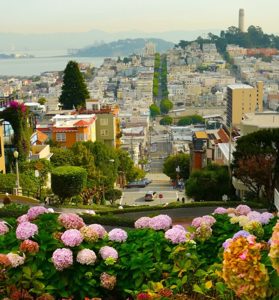 Uitzicht op Coit Tower en baai in San Francisco, California