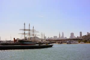 Historisch schip aangemeerd bij een pier in San Francisco, California