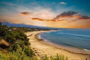 Kustlijn van Santa Barbara bij zonsondergang
