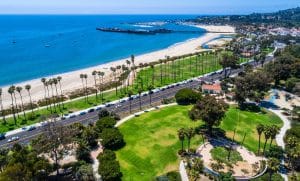 Luchtfoto van strand en pier in Santa Barbara, California