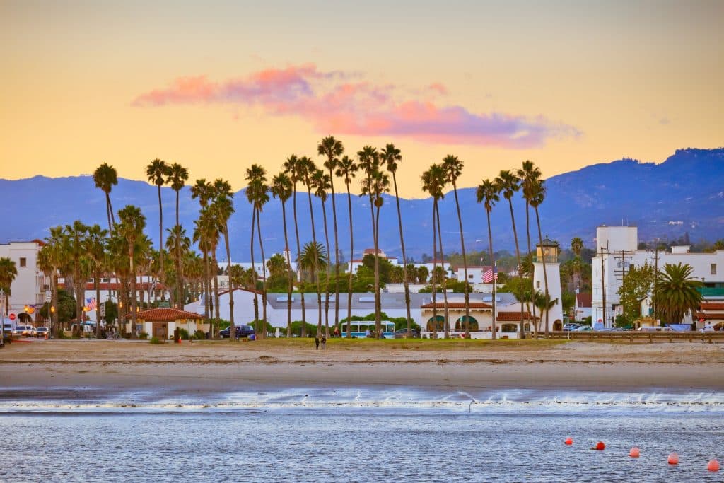 Strand met palmbomen in Santa Barbara, California