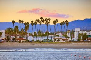 Strand met palmbomen in Santa Barbara, California