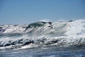 Surfer op een grote golf in Santa Barbara, California
