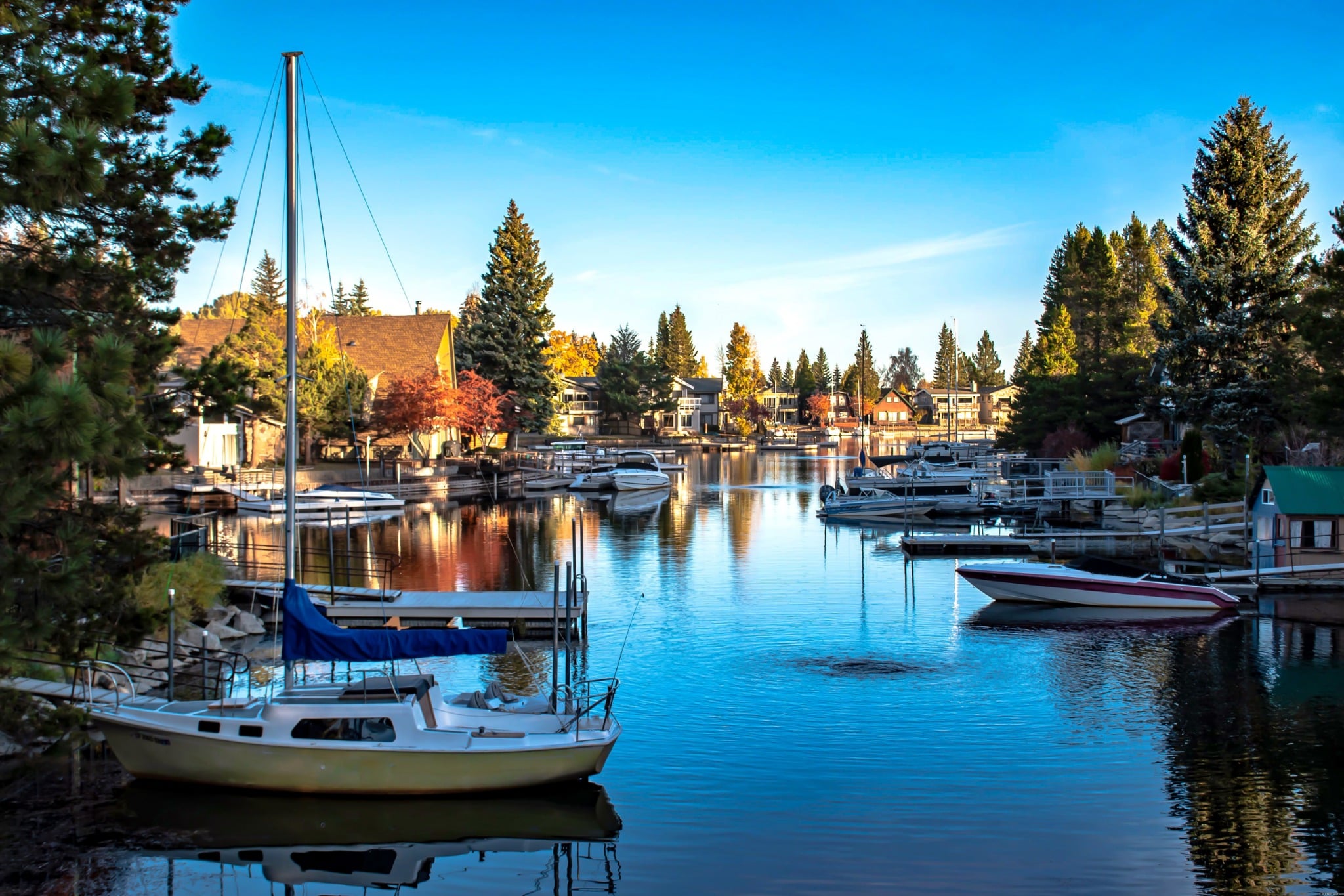 Jachthaven met boten in South Lake Tahoe, Californië