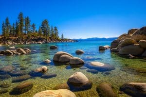 Rotsen en bomen aan het meer in South Lake Tahoe