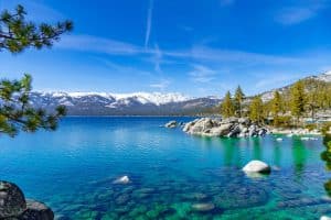 Sneeuwbergen en blauw meer in South Lake Tahoe, Californië