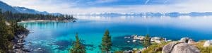 Uitzicht op baai en bos in South Lake Tahoe, Californië
