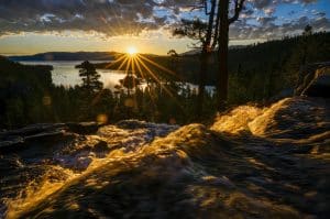 Waterval bij zonsondergang in South Lake Tahoe, Californië