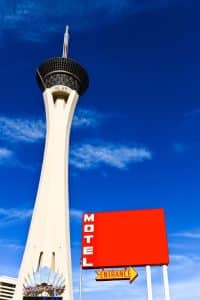 Las Vegas met Stratosphere Tower tegen blauwe lucht