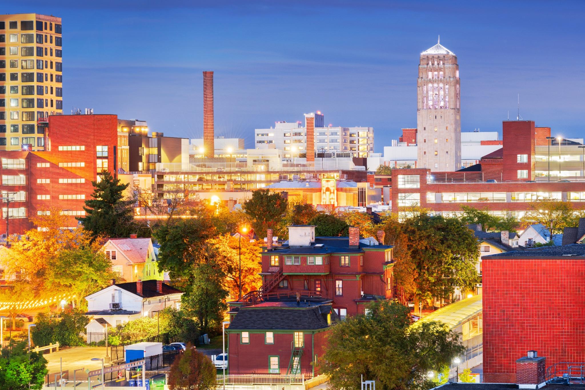 Skyline van Ann Arbor, Michigan bij avond