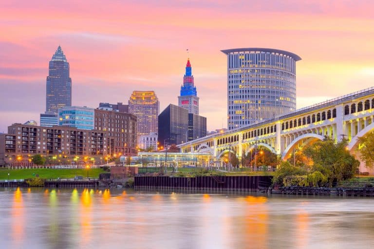 Skyline van Cleveland Ohio met Justice Center gebouw