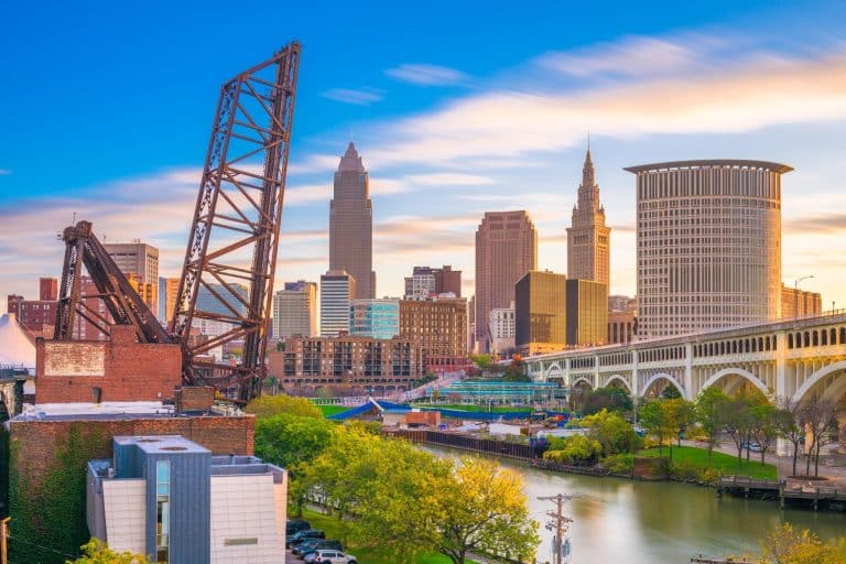 Skyline van Cleveland Ohio met spoorbrug en rivier