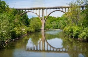 Brug over de Cuyahoga River in Cuyahoga Valley Ohio