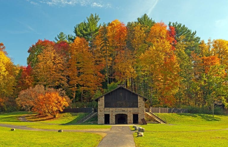 Herfstkleuren rond gebouw in Cuyahoga Valley Ohio