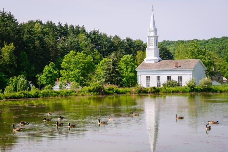Kerk aan meer met ganzen in Cuyahoga Valley Ohio