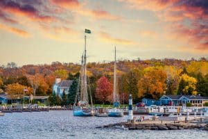 Haven met zeilboten en herfstkleuren in Door County Wisconsin
