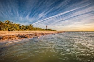 Strand en vuurtoren bij zonsondergang in Door County Wisconsin