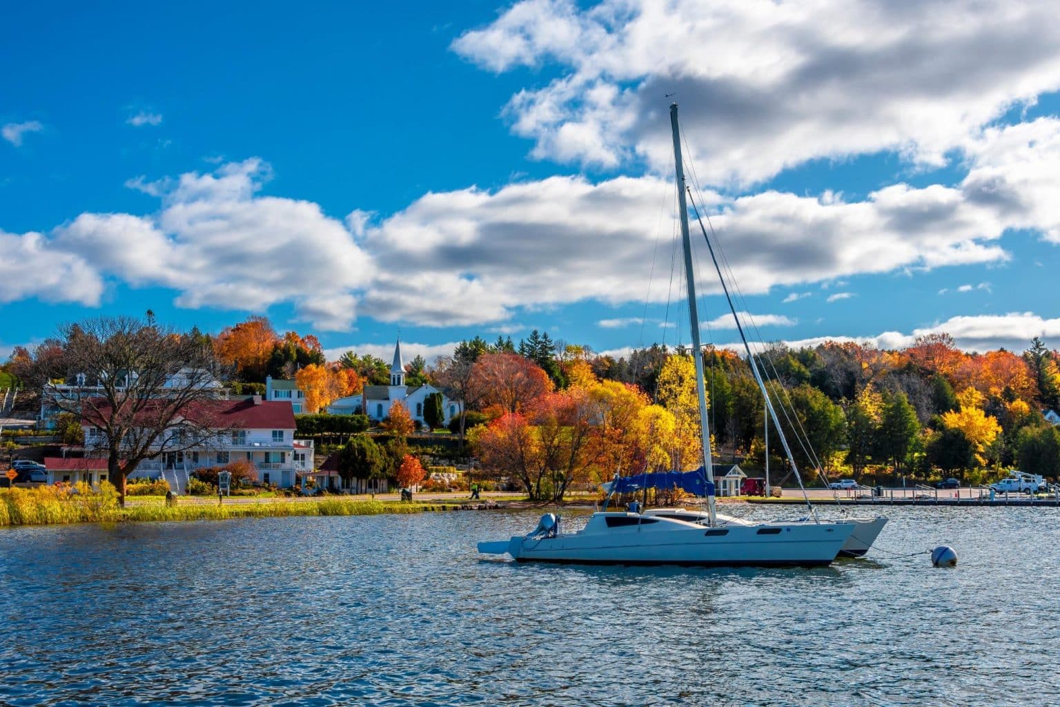 Zeilboot voor herfstkleurige dorpen in Door County Wisconsin