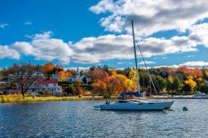 Zeilboot voor herfstkleurige dorpen in Door County Wisconsin