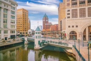 Brug over Milwaukee River in centrum van Milwaukee Wisconsin