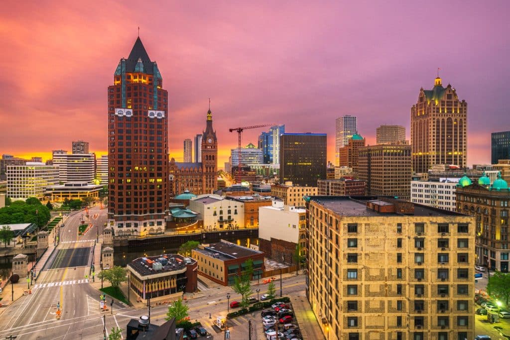 Skyline van Milwaukee Wisconsin bij zonsondergang