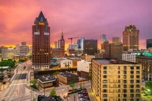 Skyline van Milwaukee Wisconsin bij zonsondergang