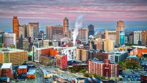 Hoogbouw en straten in downtown Detroit, Michigan