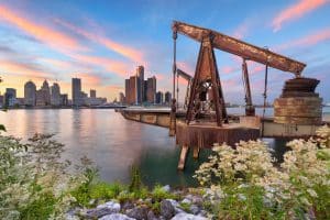 Detroit skyline vanaf het water bij zonsondergang