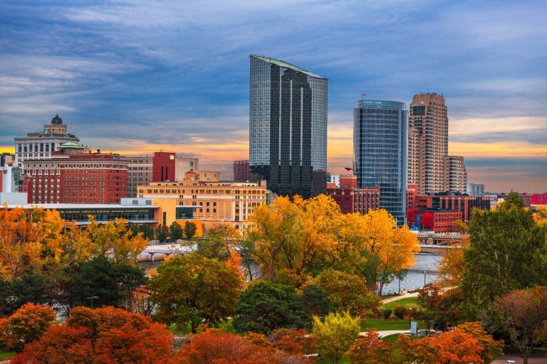 Herfstkleuren en skyline in Grand Rapids, Michigan