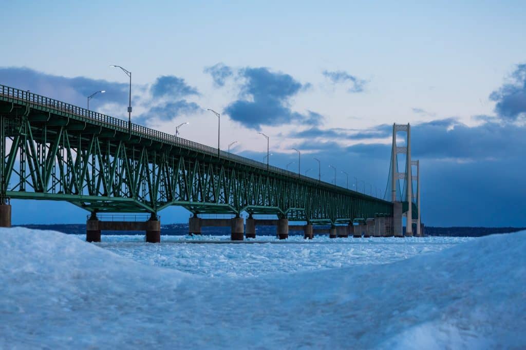 Mackinac Bridge in de winter, Michigan