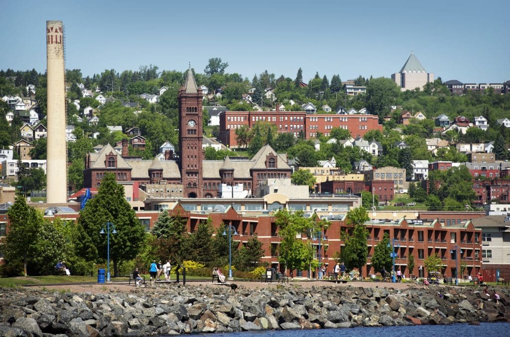 Stadsbeeld van Duluth, Minnesota met klokkentoren