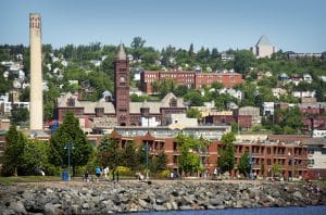 Stadsbeeld van Duluth, Minnesota met klokkentoren