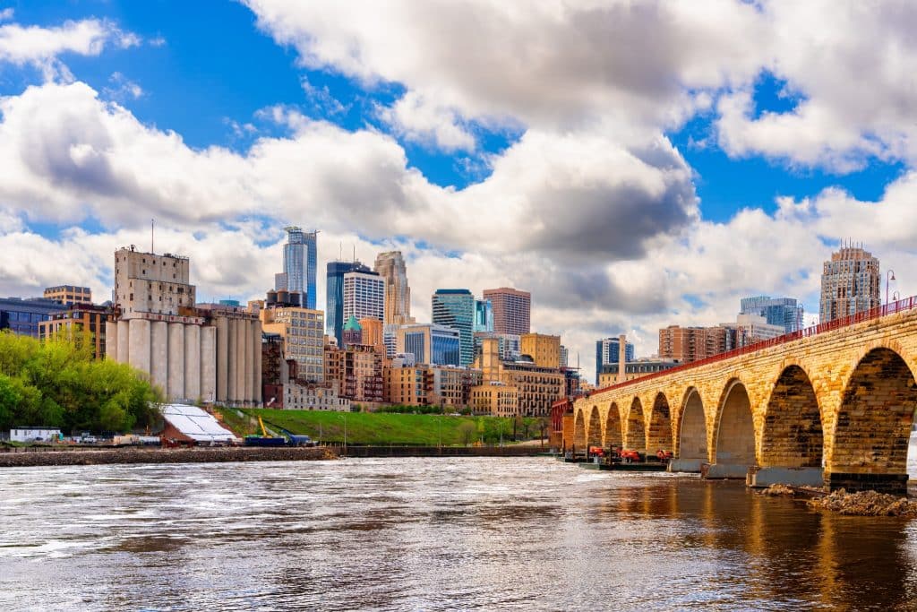 Skyline van Minneapolis, Minnesota met Stone Arch Bridge