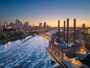 Stone Arch Bridge en skyline van Minneapolis, Minnesota