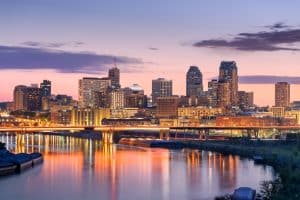 Skyline van Saint Paul, Minnesota bij zonsondergang