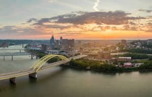 Cincinnati skyline en brug bij zonsondergang, Ohio