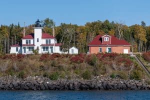 Vuurtoren en gebouw Apostle Islands Wisconsin met bos