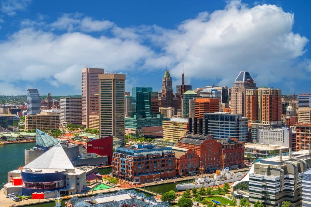 Skyline van Baltimore Maryland met blauwe lucht