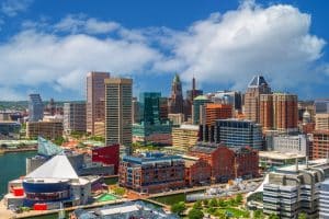 Skyline van Baltimore Maryland met blauwe lucht