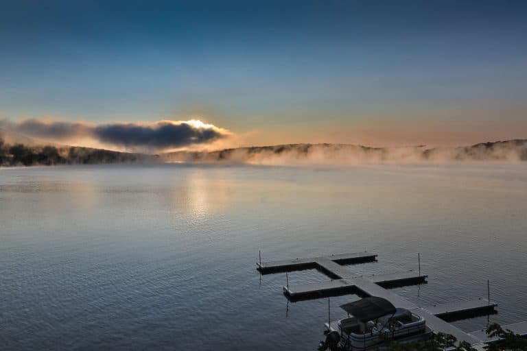 Zonsopkomst boven Deep Creek Lake in Maryland