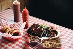 Kansas City barbecuegerechten bij BBs met spareribs en bijgerechten