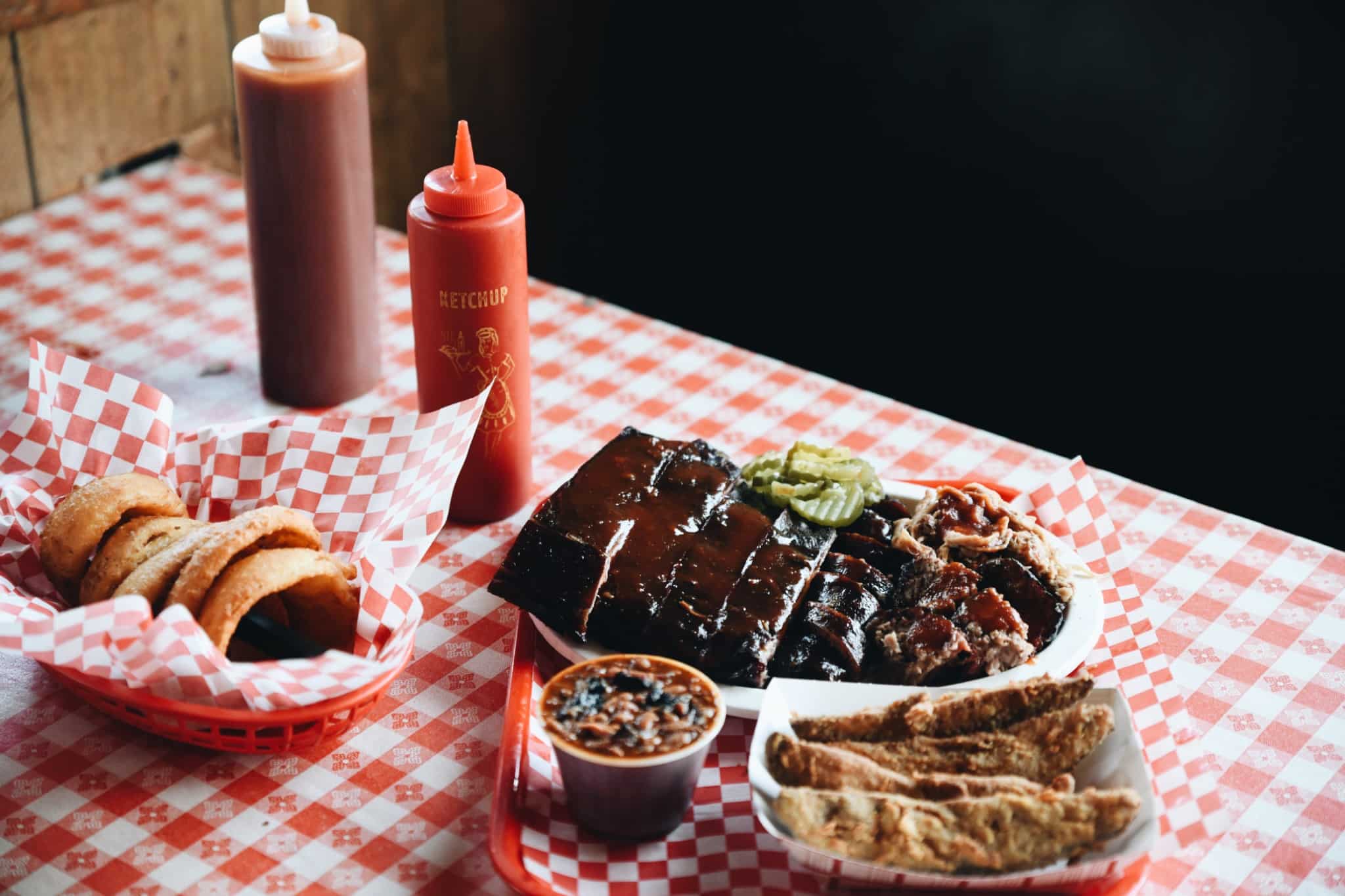Kansas City barbecuegerechten bij BBs met spareribs en bijgerechten