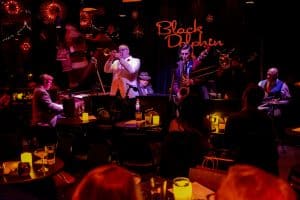 Kansas City Black Dolphin met jazzband op het podium